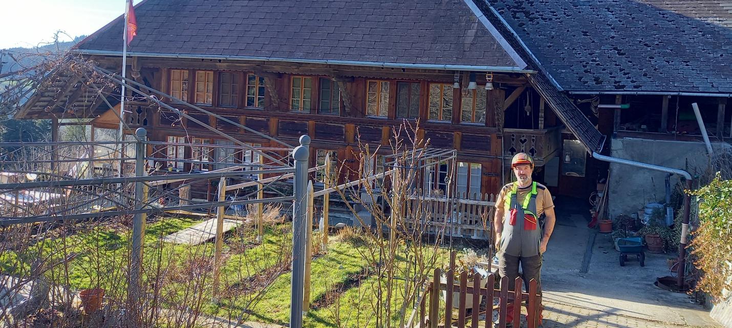 Fritz Bolliger vor Hof Sonnenrain